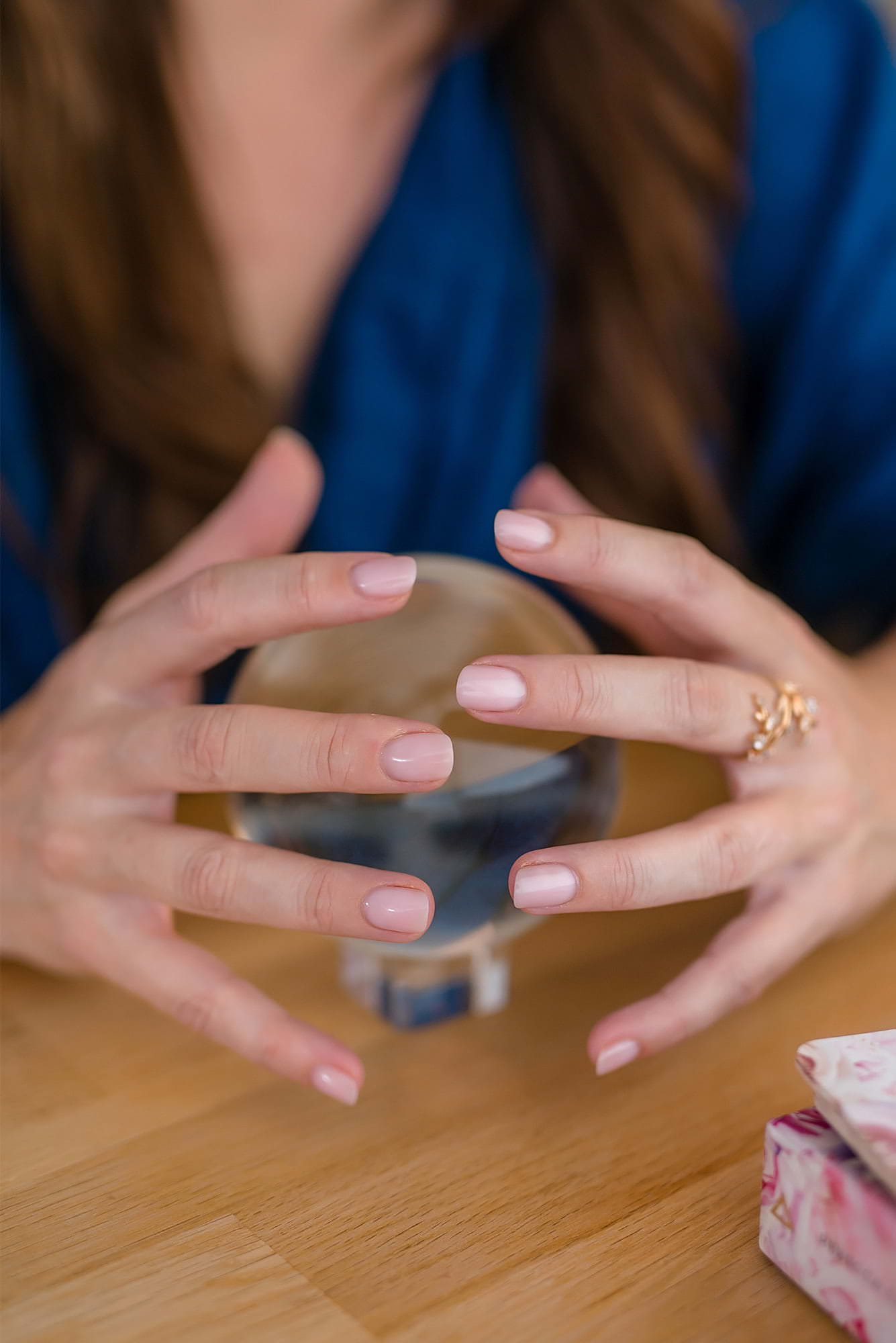 MANOS DE CRISTINA TOCANDO UNA BOLA DE VIDRIO