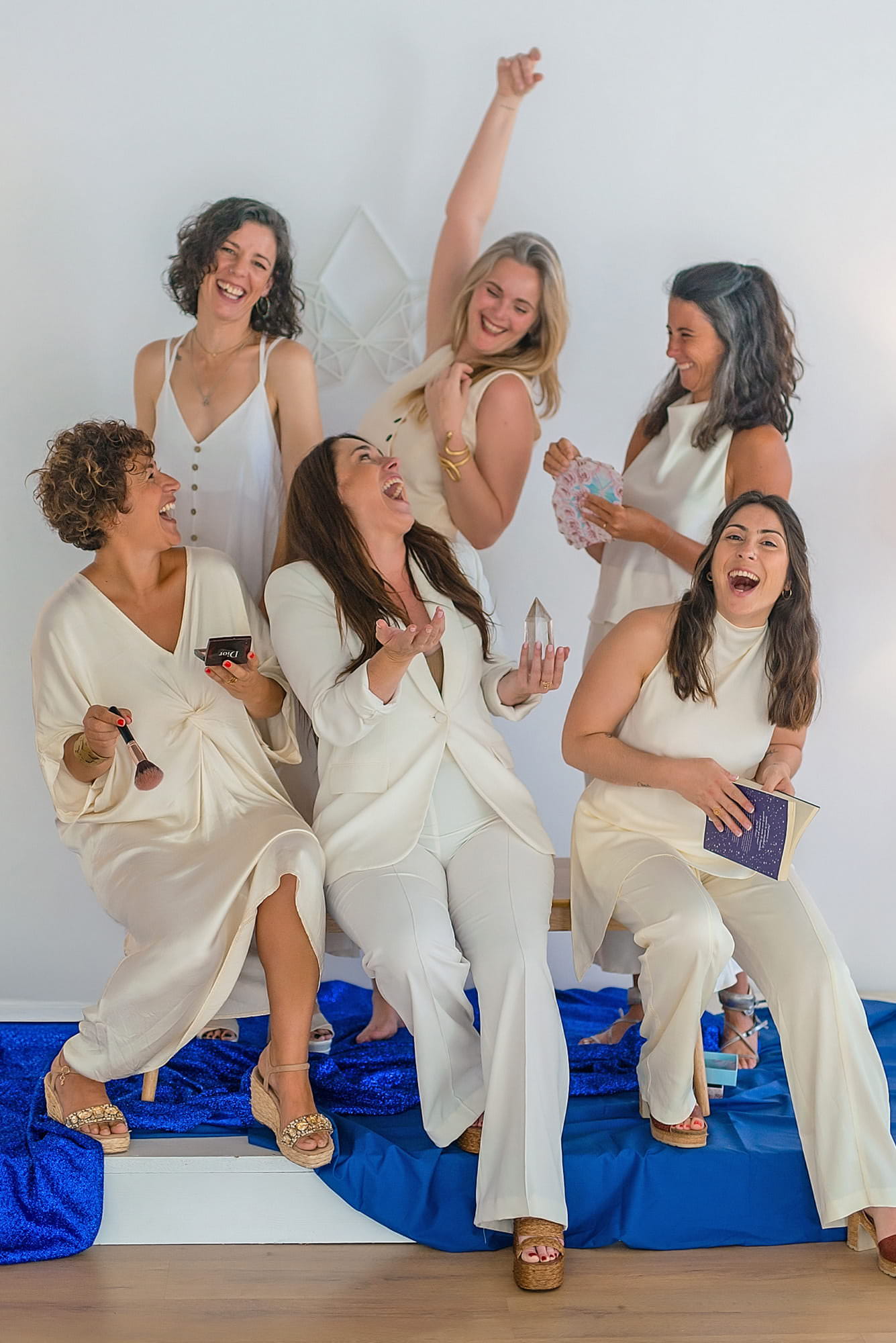 GRUPO DE CHICAS RIENDO SOBRE UN ESCENARIO